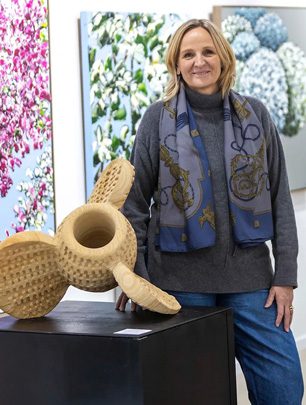 Karin in the art gallery - your hunter article