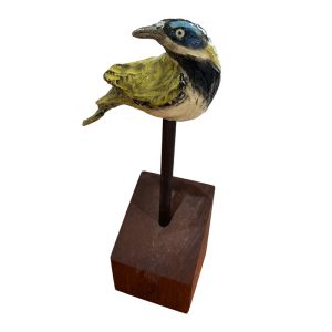 Blue-faced Honeyeater sculpture by Lisa Hölzl, currently exhibited at Winmark Wines