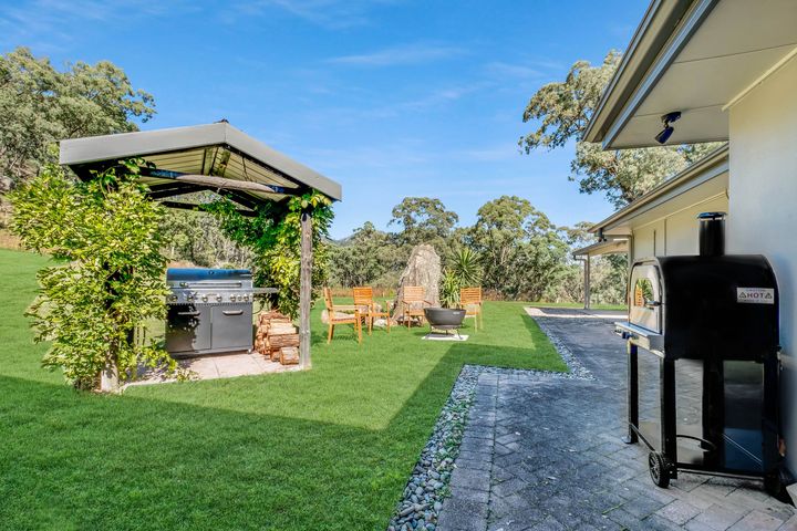 The Bbq area of Rockview at winmark wines